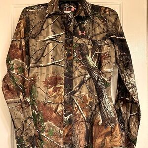 Under Armour Real Tree womens semi fitted camo button down shirt. Pink detail